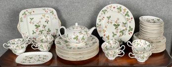 Wedgwood Strawberry Pattern China Set (CTF20)