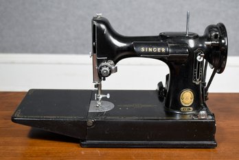 Vintage Singer Featherweight Sewing Machine, 1 Of 2 (CTF10)