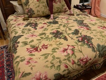 Anichini King Size Floral Tapestry Bedspread And Matching Pillows (CTF10)