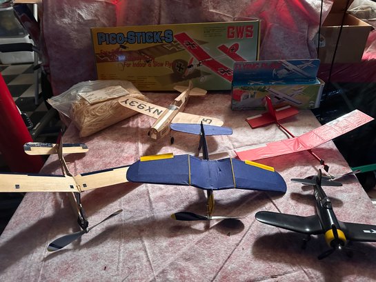 Model And Toy Airplanes