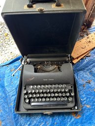 Smith Corona 1946 Clipper Portable Manual Typewriter.