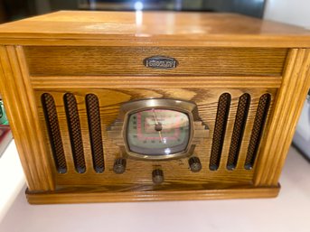 Crosley Old Fashioned Radio / Turntable