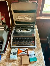 Vintage 1969 Olivetti Lettera Manual Typewriter In Orig. Case