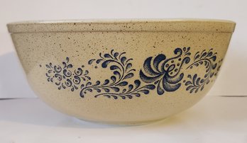 10 1/2' Pyrex 'homestead' Mixing  Bowl