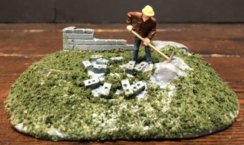 Lionel O Gauge Construction Worker W/ Pick 6-21392