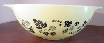 Pyrex Yellow Gooseberry Bowl