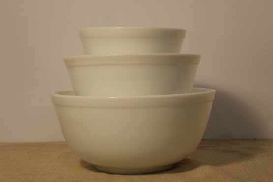 Vintage Pyrex-Opal Mixing Bowl Set