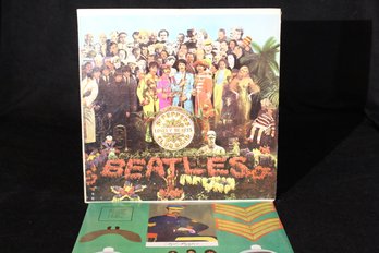 Vinyl Record- The Beatles- 'Sgt Peppers Lonely Hearts Club Band' -With Cutout Inserts!!