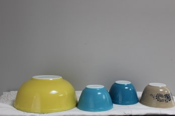 Lot Of Four Vintage Pyrex Bowls