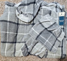 NWT Ultra Soft Snuggly Blanket