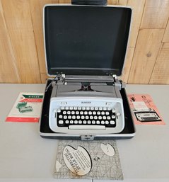 Vintage Singer Professional Portable Typewriter In Hard Case Model T-62 With All Manuals