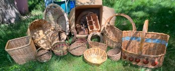 Nice Lot Of Various Sized Baskets And Wicker Wreaths