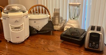 Electric Kitchen Ware Incl. Welbilt Bread Machine, Black & Decker Shortcut II Food Processor, GE Toaster & Mor