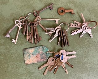 Lot Of Assorted Old Keys Incl House Keys, Clock Keys & More