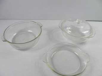 2 Glass Pyrex Baking Dishes W/lids (one Has A Couple Chips)