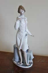 Figura Lladro Female Doctor Or Nurse Porcelain Figurine