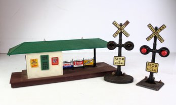 Lionel- Lionelville 257 Freight Station And Two Railroad Crossing Signals