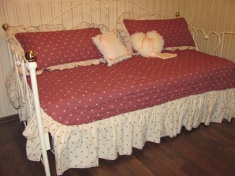 Pretty White Metal Trundle Bed - Mattress And Bed In Great Shape Made By Dream Makers Inc. Bedding Inc.