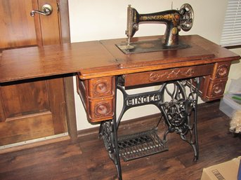 Antique Singer Sewing Machine, Beautiful Cabinet With Five Drawer, Type 127