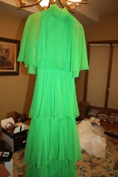 What A Beauty, This Polly Organza Gown Is A Gorgeous Full Length Kelly Green Size 8