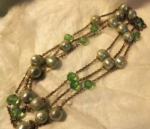 24' NECKLACE GREEN AND WHITE BEADS