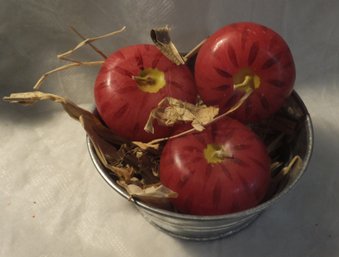 NEW 3 APPLE CANDLES IN A TIN