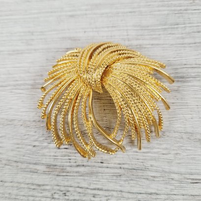 Vintage Monet Brooch Pin Spary Gold Beautiful Design Classic Pin