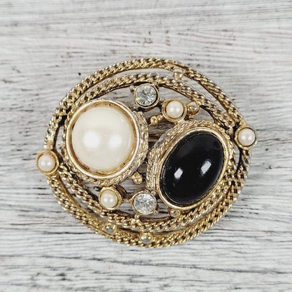 Vintage Rhinestone Pearl Brooch Gold Tone Pin Beautiful Design Classic Costume Jewelry