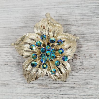 Vintage Rhinestone Flower Brooch Gold Tone Pin Beautiful Design Classic Costume Jewelry