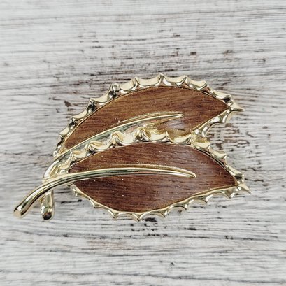 Vintage Sarah Covenrty Leaf Brooch Gold Tone Beautiful Design Classic Costume Jewelry