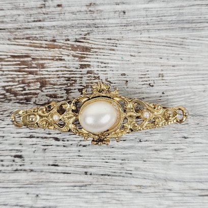 Vintage Brooch Gold Tone Beautiful Design Classic Costume Jewelry