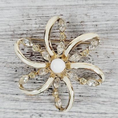 Vintage Rhinestone Flower Brooch Gold Tone Beautiful Design Classic Costume Jewelry