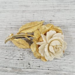 Vintage Flower Brooch Gold Tone Pin Beautiful Design Classic Costume Jewelry