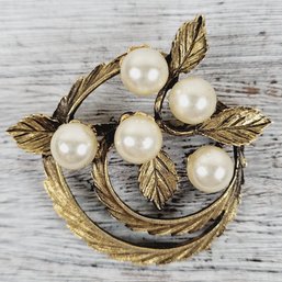 Vintage Brooch/ Pin Pearl Gold-tone Beautiful Design Classic Costume Jewelry