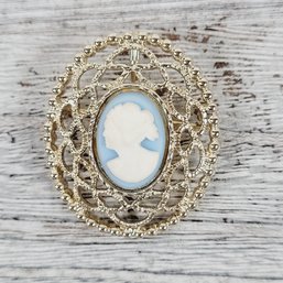 Vintage Brooch Pin Gold Tone Blue Resin Cameo Beautiful Design Classic Costume Jewelry
