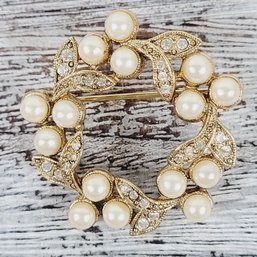 Vintage Brooch/pin Flower Pearl Gold-Tone Beautiful Design Classic Costume Jewelry
