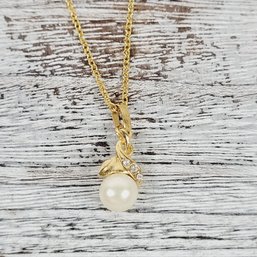 Vintage Necklace 18' Chain With Pearl Pendant Gold-tone Beautiful Design Classic Costume Jewelry
