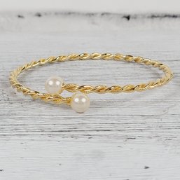 Vintage Bracelet 8' Pearl  Gold-tone Beautiful Design Classic Costume Jewelry