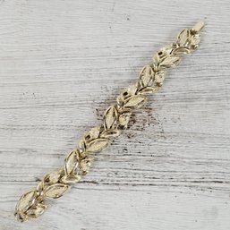 Vintage Bracelet 7 1/2' Gold-tone Beautiful Design Classic Costume Jewelry