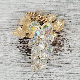 Vintage Crystal Grapes Brooch Gold-tone Beautiful Design Classic Costume Jewelry