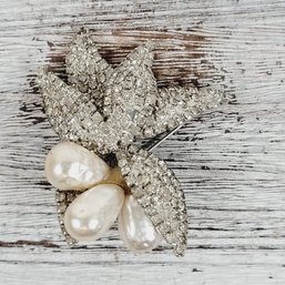 Vintage Pearl And Rhinestone Brooch Silver-tone Beautiful Design Classic Costume Jewelry