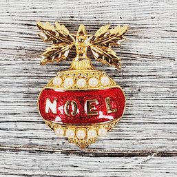 Vintage Noel Christmas Pendant Gold-tone Holiday Theme Classic Costume Jewelry