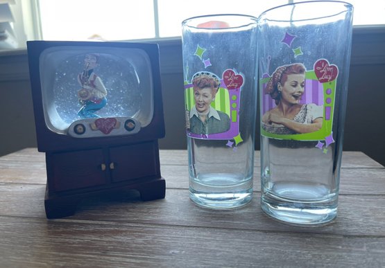 VINTAGE LUCILLE BALL 'I LOVE LUCY' TV SHOW LOT 2 TUMBLERS, SNOWGLOBE, T SHIRT