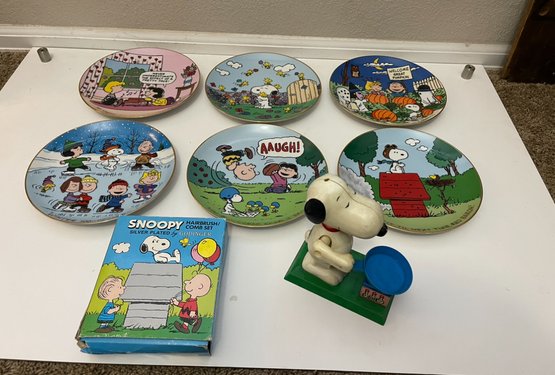 Peanuts Lot Of 8 Snoopy Set Of 6 Danbury Mint Collectible Plates, Coin Bank, And Silver Brush And Comb Set