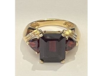 Beautiful 10k Yellow Gold And Garnet Ring Size 8