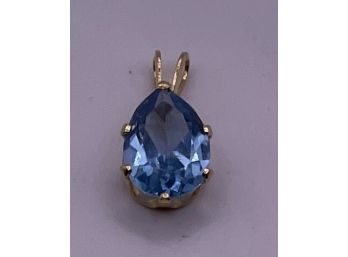 Lovely 18k Yellow Gold And Aquamarine Pendant