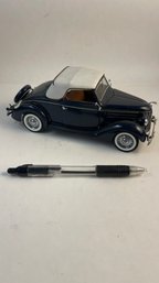 1938 FORD DELUXE CABRIOLET CONVERTIBLE, 1:24 DIECAST CAR BLUE