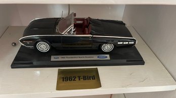 Welly 1962  Ford Thunderbird Sports Roadster 1:18 Scale Replica