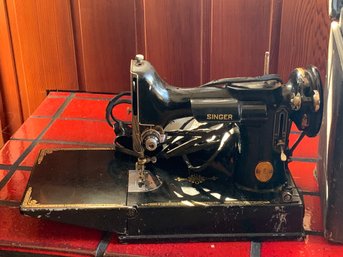 Vintage Foldable Featherweight Singer Sewing Machine - 221-1