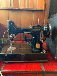 Vintage Foldable Featherweight Singer Sewing Machine - 221-1